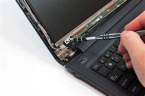 How To Replace Laptop LCD Screen .